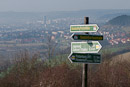 Wegweiser auf dem Plattenberg, hinten Jena