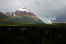 am Morgen zwei Regenbögen über dem Tal von Laguna Torre