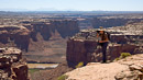 beim Fotografieren, unten Green River, hinten La Sal Mountains