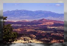 schon außerhalb des GSENM, Aussicht über Teile des Capitol Reef N. M. und Henry Mountains